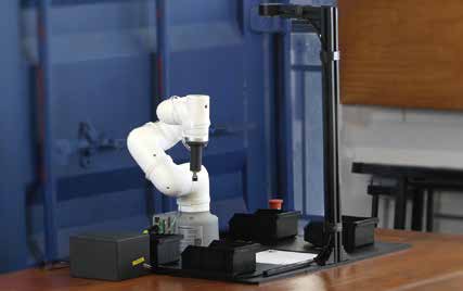 Station AI portable assemblée avec bras myCobot et tour caméra sur bureau