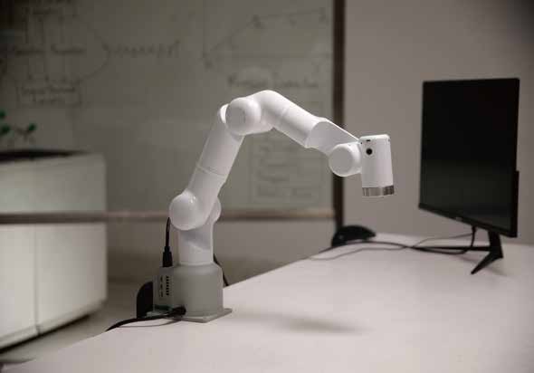 Bras collaboratif Mercury A1 blanc sur bureau avec écran