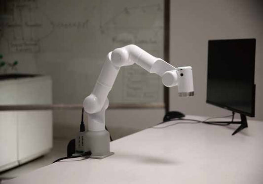 Bras collaboratif Mercury A1 blanc sur bureau avec écran