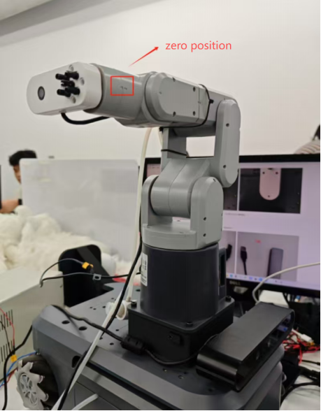 Bras robot gris myCobot 320 en position zéro avec écran intégré